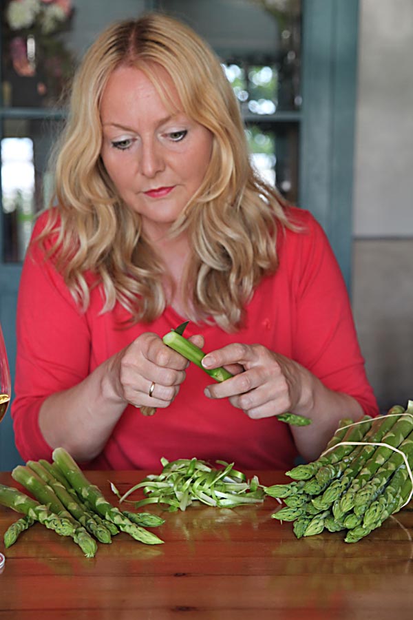 Frau Olligschläger schält Grünspargel